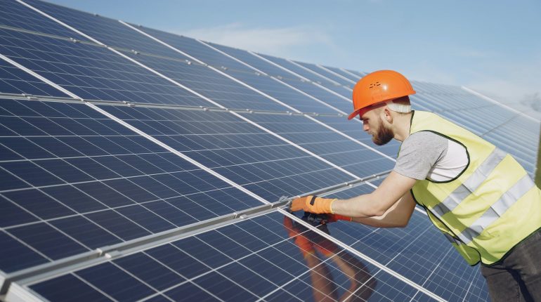 ingeniero solar trabajando una instalación solar