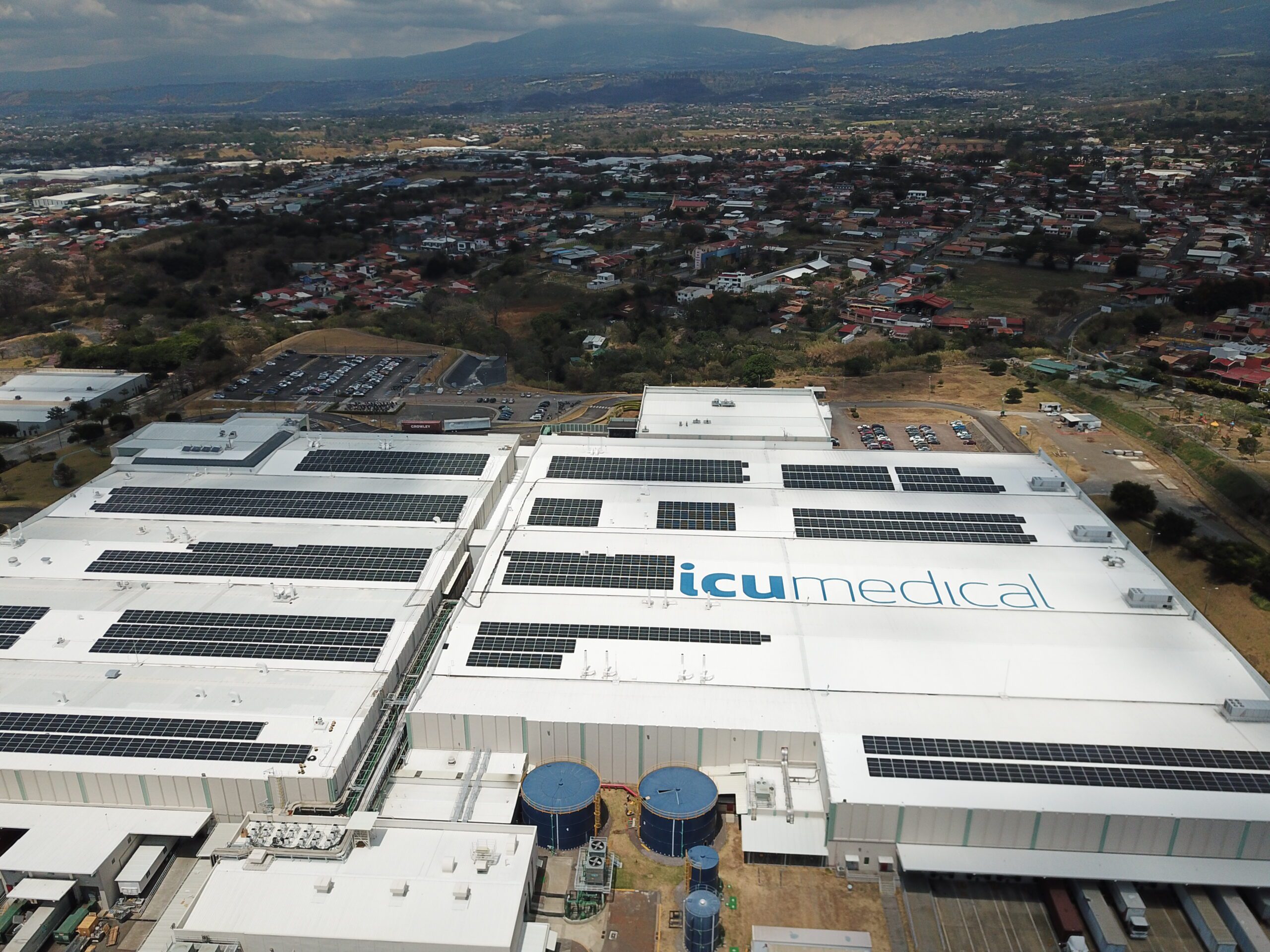 Una instalación de paneles solares grande que beneficia en ampliar la imagen de Costa Rica como un pais verde, mientras que facilite ahorros y trabajos.