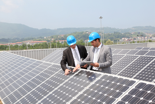 ingeniero y caballero tocando una instalación de paneles solares